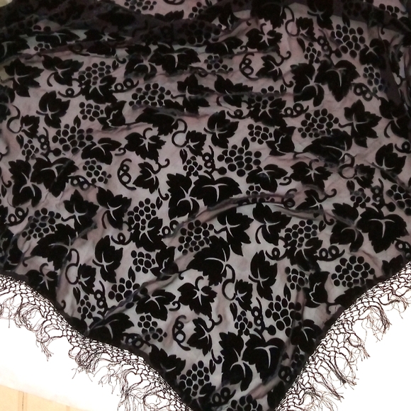 Vintage black velvet grape leaves pattern scarf. - Picture 1 of 3